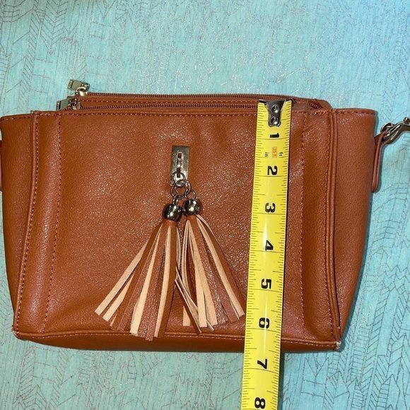 Tan cross-body purse with stylish tassels and many organizing compartments NEW - Picture 3 of 15